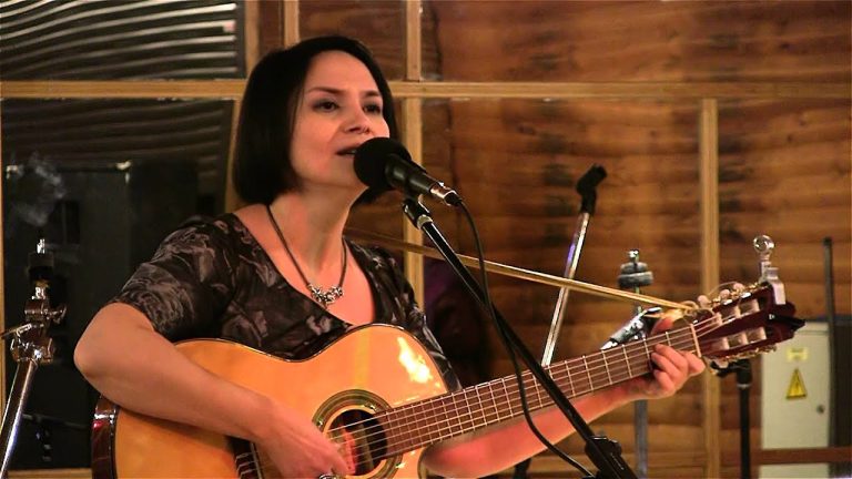 Юлия Зиганшина исполняет песни Кати Яровой